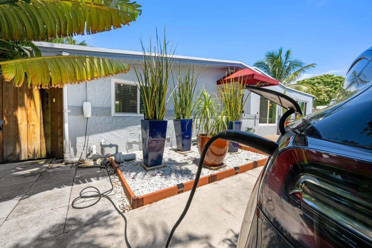 פורט לודרדייל Palms Retreat! Giant Heated Pool-Hottub-Firepit-5Min2Beach-Pets-Ev Chgr מראה חיצוני תמונה